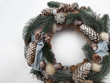 Noel çelengi, kozalaklar, yapraklar, boncuklar ve kar taneleri. Aile ve arkadaşlar için Tatil Dekorasyonu Hediyesi. Yeni yılın ev dekorasyonu farklı açılar el yapımı üst görünüm, yan görünüm