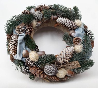 Noel çelengi, kozalaklar, yapraklar, boncuklar ve kar taneleri. Aile ve arkadaşlar için Tatil Dekorasyonu Hediyesi. Yeni yılın ev dekorasyonu farklı açılar el yapımı üst görünüm, yan görünüm