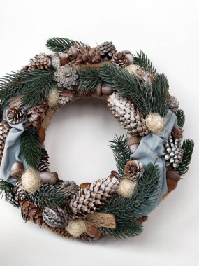 Noel çelengi, kozalaklar, yapraklar, boncuklar ve kar taneleri. Aile ve arkadaşlar için Tatil Dekorasyonu Hediyesi. Yeni yılın ev dekorasyonu farklı açılar el yapımı üst görünüm, yan görünüm