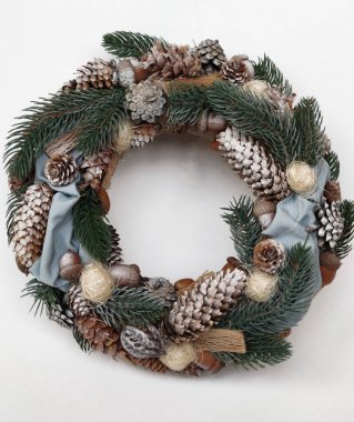 Noel çelengi, kozalaklar, yapraklar, boncuklar ve kar taneleri. Aile ve arkadaşlar için Tatil Dekorasyonu Hediyesi. Yeni yılın ev dekorasyonu farklı açılar el yapımı üst görünüm, yan görünüm