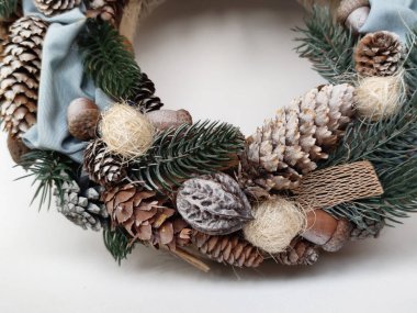 Noel çelengi, kozalaklar, yapraklar, boncuklar ve kar taneleri. Aile ve arkadaşlar için Tatil Dekorasyonu Hediyesi. Yeni yılın ev dekorasyonu farklı açılar el yapımı üst görünüm, yan görünüm