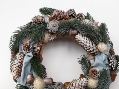 Noel çelengi, kozalaklar, yapraklar, boncuklar ve kar taneleri. Aile ve arkadaşlar için Tatil Dekorasyonu Hediyesi. Yeni yılın ev dekorasyonu farklı açılar el yapımı üst görünüm, yan görünüm