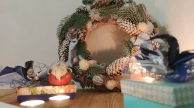 Yeni yıl aksesuarları, Noel Baba heykelciği, parlak renkli çelenk, mavi şerit. Noel çelenkleri el yapımı atmosfer şenlikli bir akşam, yeni yıl arifesi natürmort.