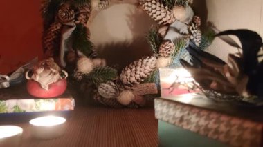 Yeni yıl aksesuarları, Noel Baba heykelciği, parlak renkli çelenk, mavi şerit. Noel çelenkleri el yapımı atmosfer şenlikli bir akşam, yeni yıl arifesi natürmort.