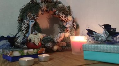 Yeni yıl aksesuarları, Noel Baba heykelciği, parlak renkli çelenk, mavi şerit. Noel çelenkleri el yapımı atmosfer şenlikli bir akşam, yeni yıl arifesi natürmort.