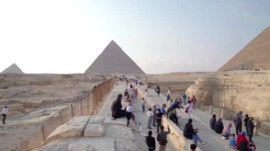 Giza, Mısır. Aralık 2022. Sağa dön. Birçok turist Giza 'nın Büyük Sfenksinin yanında yürür ve fotoğraf çeker. Bu anıt Mısır piramitleriyle birlikte dünyanın en ünlü anıtlarından biridir..