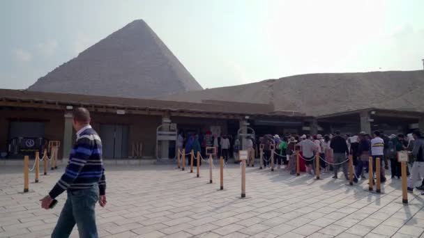2022年12月 一群观光客排队进入埃及的金字塔区域 在吉萨金字塔的背景部分 — 图库视频影像
