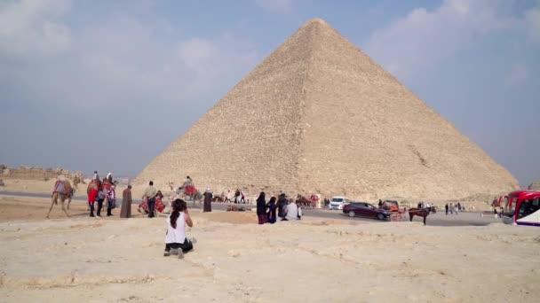 Giza Egitto Dicembre 2022 Tienilo Giu Una Donna Scatta Una — Video Stock