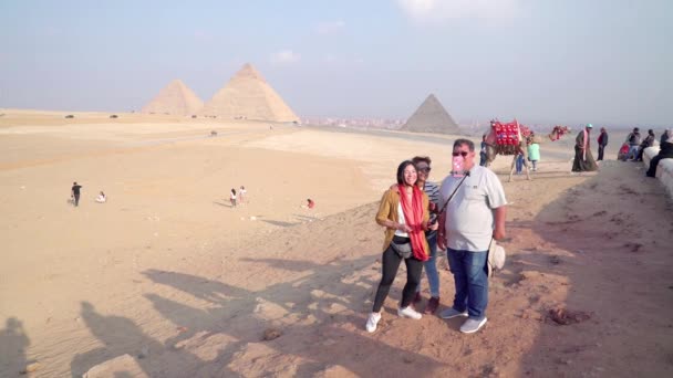Γκίζα Αίγυπτος Δεκέμβριος 2022 Πανοραμική Άποψη Των Τριών Μεγάλων Πυραμίδων — Αρχείο Βίντεο