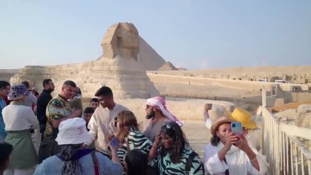 Γκίζα Αίγυπτος Δεκέμβριος 2022 Μερικοί Τουρίστες Βγάζουν Φωτογραφίες Μπροστά Από Βίντεο Κλιπ