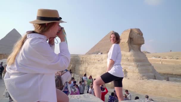 Giza Egypt December 2022 Girl Takes Photo Her Friend Front — Stock Video