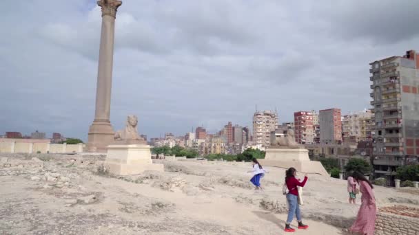 Αλεξάνδρεια Αίγυπτος Δεκέμβριος 2022 Κάποιοι Τουρίστες Βγάζουν Φωτογραφίες Δίπλα Στη — Αρχείο Βίντεο