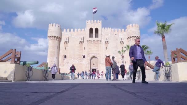エジプトのアレキサンドリア 2022年12月 キャッツベイの砦を賞賛する人もいる アレクサンドリアの有名な灯台があった同じ場所に建てられました — ストック動画