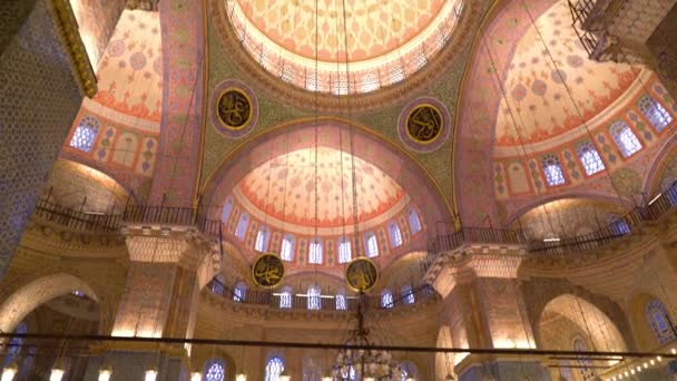 トルコのイスタンブール 2022年12月 カラフルなイエニCamiモスクのドームのインテリアビュー 何人かの男は祈る トルコの人口のほとんどはイスラム教徒です — ストック動画