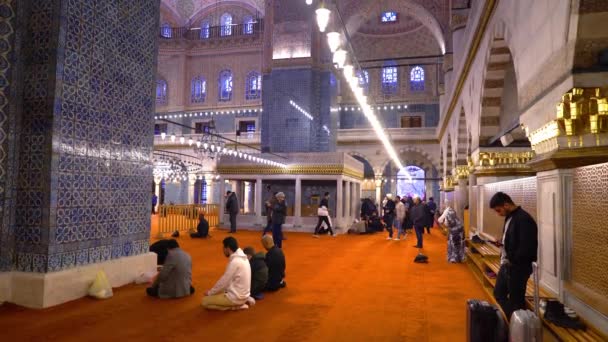 Istambul Turquia Dezembro 2022 Interior Mesquita Yeni Camii Alguns Homens Filmagem De Stock