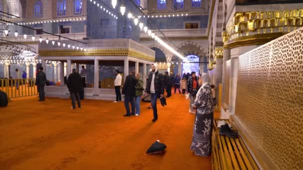 トルコのイスタンブール 2022年12月 邪悪な女がイエニ カミイのモスクの中で祈っている ここは公共の場所で誰でも出入りできます — ストック動画