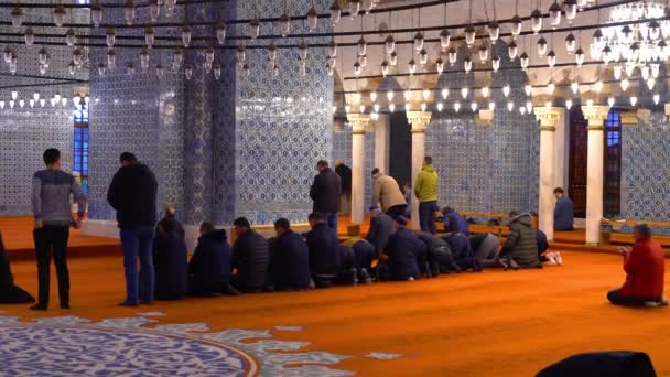 Стамбул Туреччина Грудень 2022 Кілька Чоловіків Стають Навколішки Моляться Всередині — стокове відео