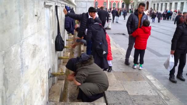 土耳其伊斯坦布尔 2022年12月 一些男男女女在Yeni Camii清真寺外的一些水槽里洗手洗脚 这是一个公共场所 任何人都可以参观和欣赏 — 图库视频影像
