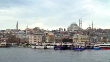 İstanbul, Türkiye. Aralık 2022. İstanbul Boğazı 'nın panoramik manzarası ve İstanbul' un bir kısmı. Bazı gemiler kıyıya yanaştı. Arkadaki sembolik Süleyman Camii camisinde..