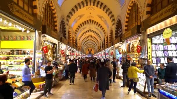 土耳其伊斯坦布尔 2022年12月 人们在香料市场的一个走廊边散步和购物 在这个地方你可以找到很多不同的调味品 糖果等等 — 图库视频影像