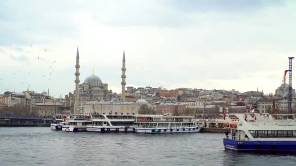 トルコのイスタンブール 2022年12月 ボスポラス川のパノラマビュー いくつかの船が岸にドッキングしている 象徴的なイエニ モスクの下に — ストック動画