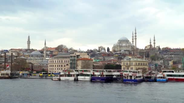 トルコのイスタンブール 2022年12月 ボスポラス川とイスタンブールの一部のパノラマビュー いくつかの船が岸にドッキングしている 後ろの象徴的なSuleymaniye Camiiモスクで — ストック動画