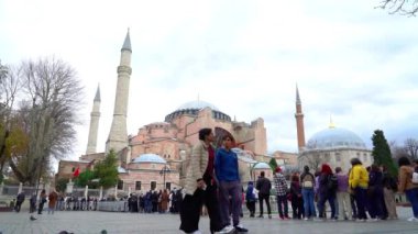 İstanbul, Türkiye. Aralık 2022. TILT İSİ. Ayasofya Bazilikası 'nın içi. Kubbesinin büyüklüğünü ve muhteşem mimarisini takdir edebilirsiniz. Birçok turist fotoğraf çeker ve mekana hayran kalır..