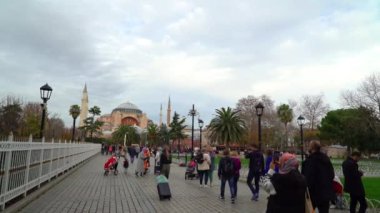 İstanbul, Türkiye. Aralık 2022. Ayasofya Bazilikası 'na tam bir bakış açısı. Yüzlerce turist yürür, fotoğraf çeker ve buranın mimari güzelliğine hayret eder..