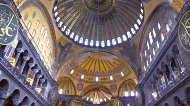 トルコのイスタンブール 2022年12月 下に寝ろ ハギア ソフィア大聖堂の内部 ドームの大きさと素晴らしい建築物を楽しむことができます 多くの観光客が写真を撮り 場所を賞賛 — ストック動画