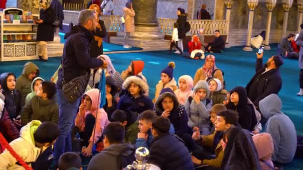 トルコのイスタンブール 2022年12月 教師は遠足に行き サンタ ソフィア大聖堂内で若い学生たちと話をする トルコでは人口の大半がイスラム教を信仰している — ストック動画
