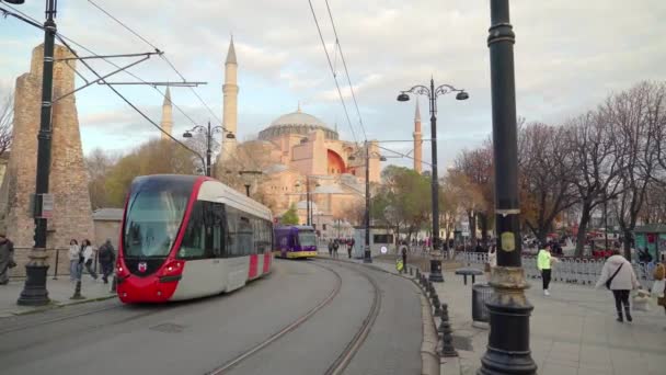 이스탄불 2022 사람들로 열차가길에 접근하고 열차는 하기아 소피아 모스크 앞에서 — 비디오