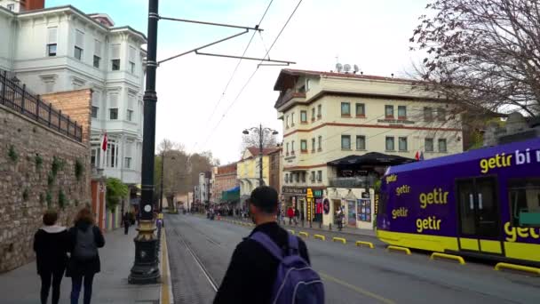 Istanbul Turquie Décembre 2022 Train Électrique Plein Gens Approche Rue Séquence Vidéo
