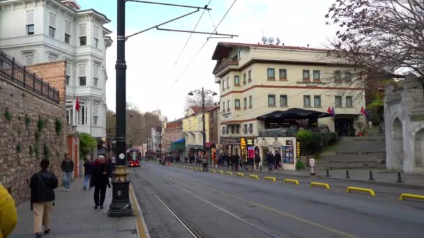 Istanbul Turquie Décembre 2022 Train Électrique Plein Gens Approche Rue Vidéo De Stock Libre De Droits