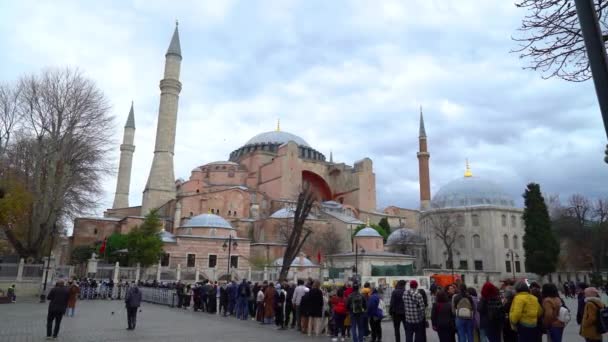 土耳其伊斯坦布尔 2022年12月 到楼下去 索菲亚大教堂的内部 你可以欣赏它的穹顶和它美妙的建筑 许多游客拍照欣赏这个地方 — 图库视频影像