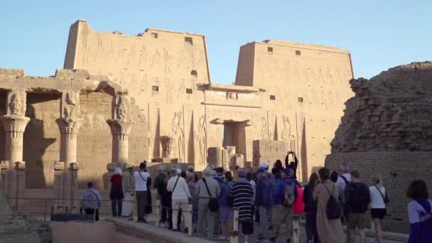 Edfu Egypten December 2022 Vissa Turister Tar Bilder Och Närmar — Stockvideo