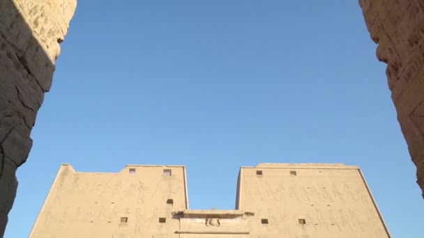 Edfu Egypt 2022年12月 到楼下去 伊德福寺的全景 这座庙宇献给猎鹰神荷鲁斯 庙宇的墙壁上有不同的雕刻浮雕 — 图库视频影像
