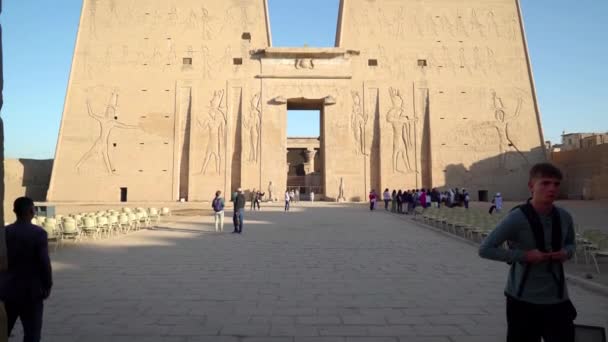 Edfu Egypt 2022年12月 把它修好 伊德福寺的全景 这座庙宇献给猎鹰神荷鲁斯 庙宇的墙壁上有不同的雕刻浮雕 — 图库视频影像