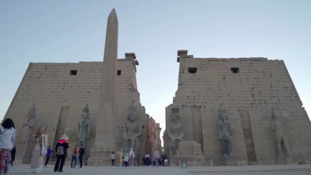 エジプトのルクソール 2022年12月 ルクソール神殿のパノラマビュー 観光客はその場所を賞賛する ファサードにはいくつかの古代の彫像やオベリスク — ストック動画