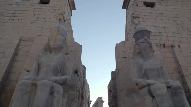 Λούξορ Αίγυπτος Δεκέμβριος 2022 Tilt Κάτω Δύο Κολοσσιαία Αγάλματα Φρουρούν Royalty Free Βίντεο Αρχείου