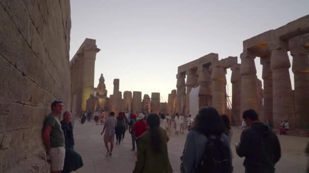 Λούξορ Αίγυπτος Δεκέμβριος 2022 Τουρίστες Περπατούν Θαυμάζουν Και Τραβήξετε Φωτογραφίες Βίντεο Αρχείου