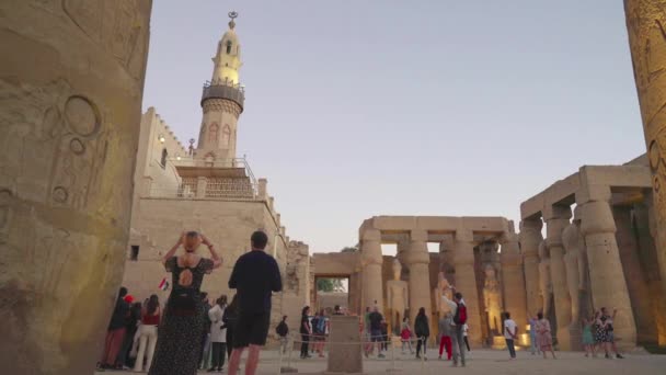 Λούξορ Αίγυπτος Δεκέμβριος 2022 Τουρίστες Περπατούν Θαυμάζουν Και Τραβήξετε Φωτογραφίες Royalty Free Βίντεο Αρχείου