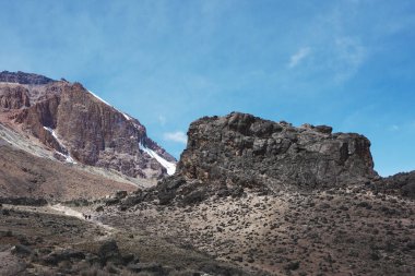 Tanzanya 'daki Kilimanjaro Dağı' na giden yolda iklimlenme noktası Lava Kulesi.
