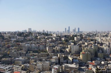 Ürdün 'deki Amman şehrinin panoraması - kamu konutları ve modern gökdelenlerin zıttı.