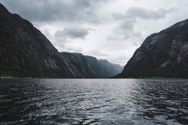 Vahşi Norveç 'te fiyordun karanlık suları - Eidfjord