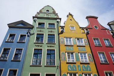Gdansk şehrinin güzel renkli evleri tarihi merkez - mimari (Polonya)