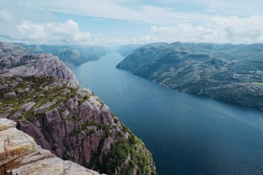 Norveç 'teki Preikestolen' den Lysefjord üzerinde panoramik manzara