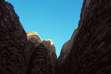 Arka planda mavi gökyüzü olan kırmızı kaya kanyonu - soyut minimalist fotoğrafçılık (Wadi Rum Çölü, Ürdün)