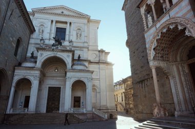 İtalya, Bergamo 'da Santa Maria Maggiore Bazilikası önünde.