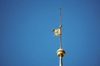 Çek Cumhuriyeti 'nin Pardubice kasabasındaki belediye binasının altın bayraklı bakır kulesinin detayları.