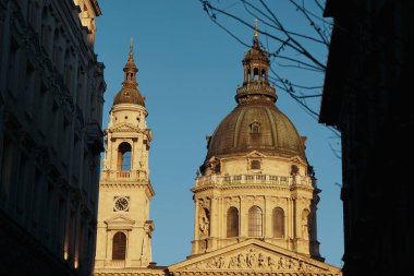 Budapeşte 'deki Aziz Stephen Bazilikası (Macaristan) gün batımında açık mavi gökyüzü - tarihi kilise